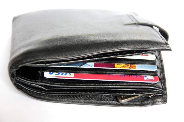現金・クレジットカードが入った財布のイメージ